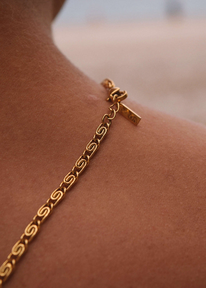 Close-up of DIVON 18K gold snail chain – 4mm twisted design for bold, daily wear
