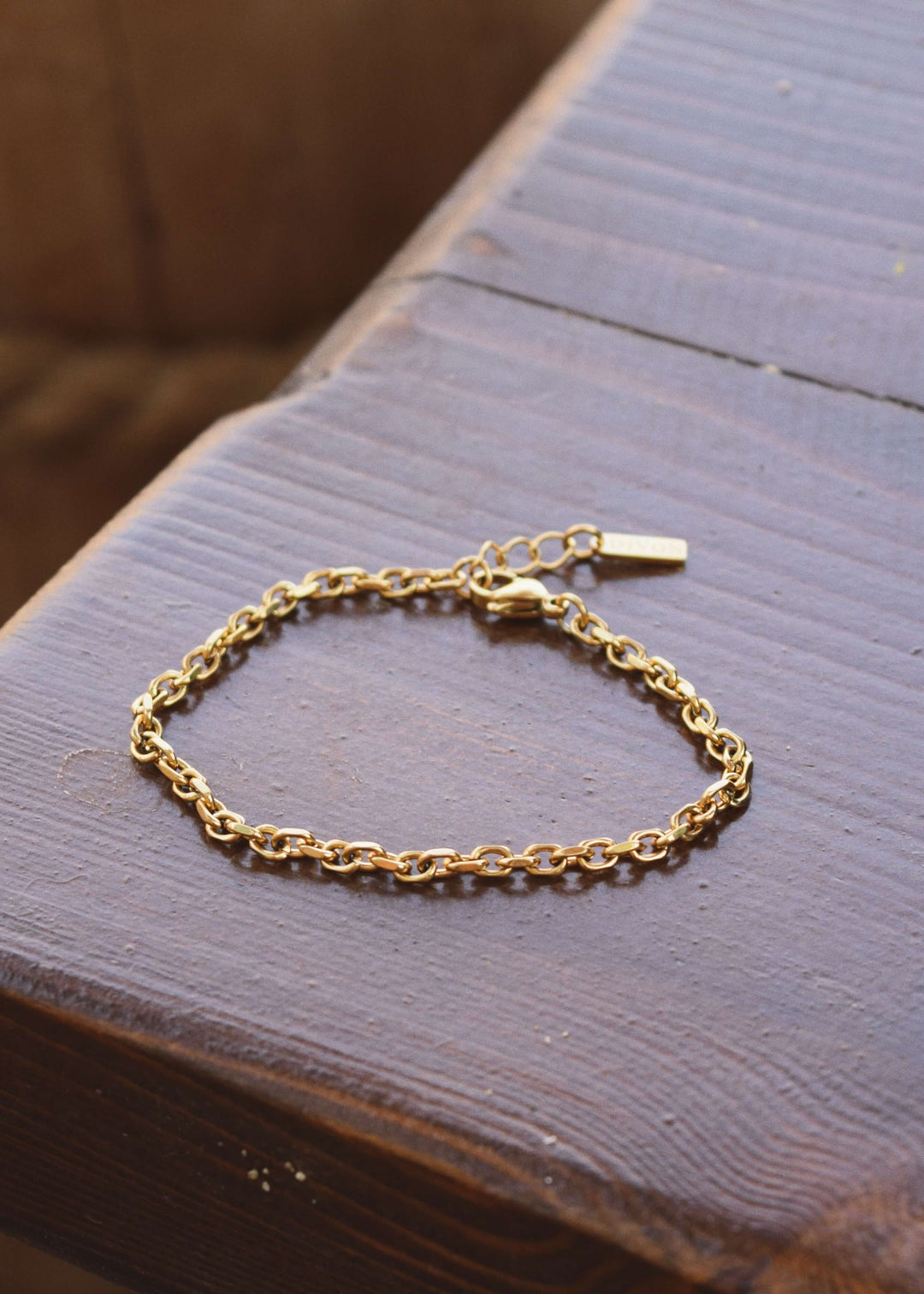 Close-up of DIVON 3mm anchor bracelet with lobster clasp – 18K gold-plated stainless steel