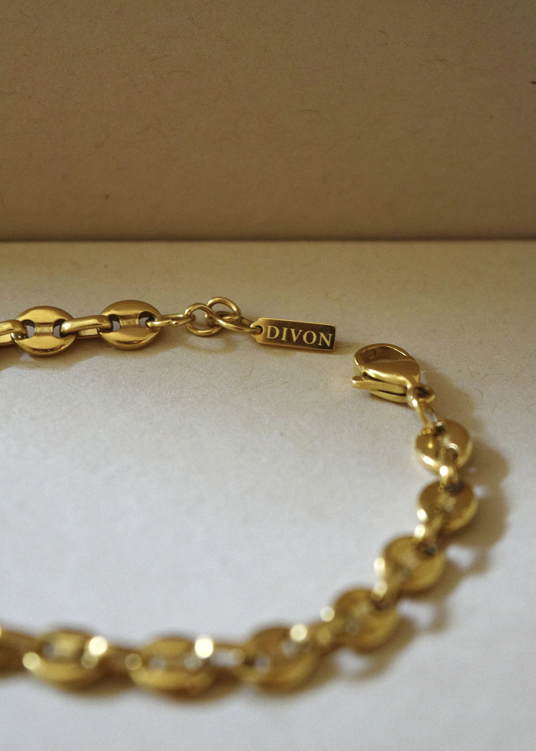 DIVON Marina chain bracelet in gold – 6mm link design with premium finish on neutral backdrop