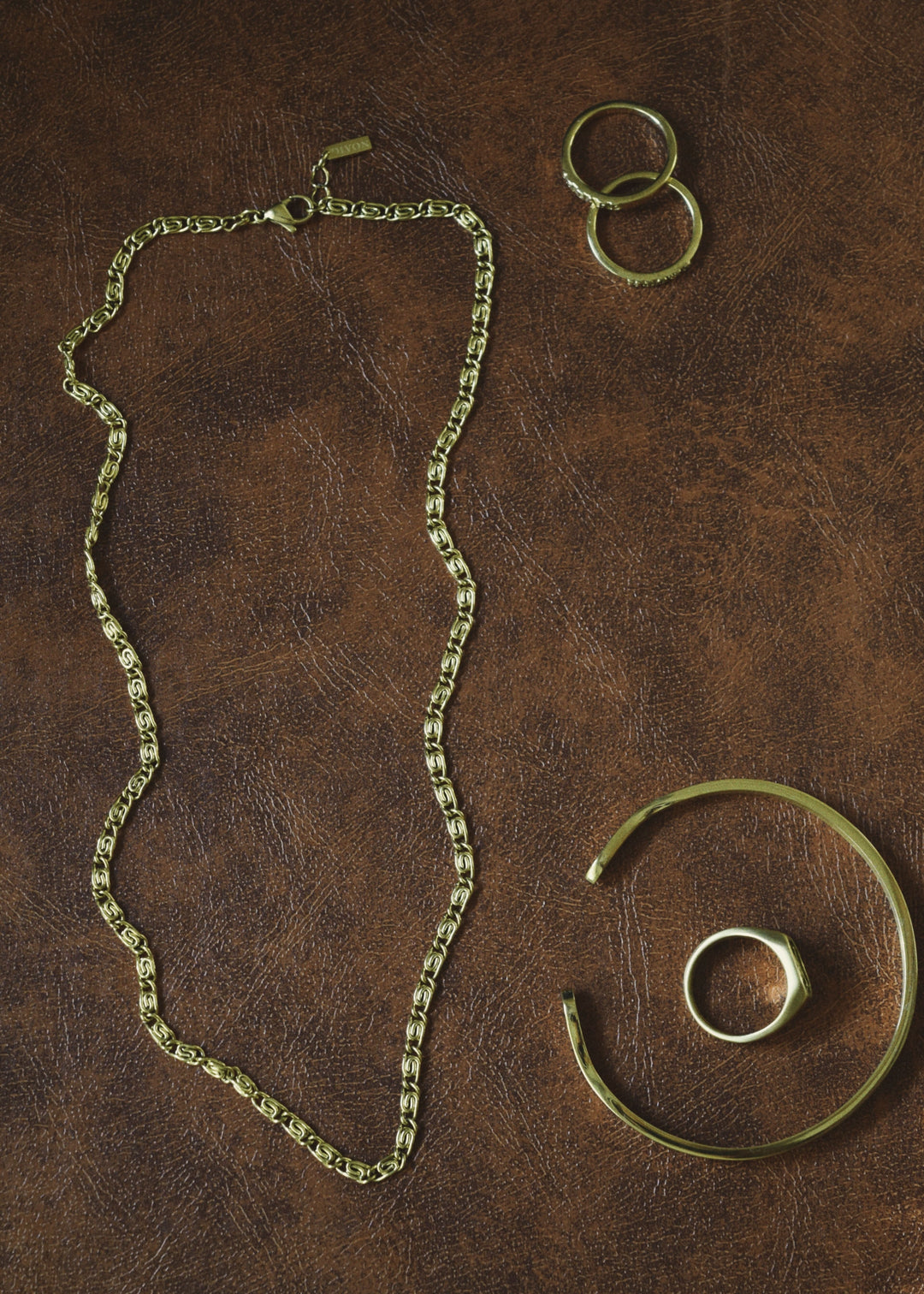 DIVON 4mm gold Snail Chain – styled with accessories, luxury necklace shot with earthy tones
