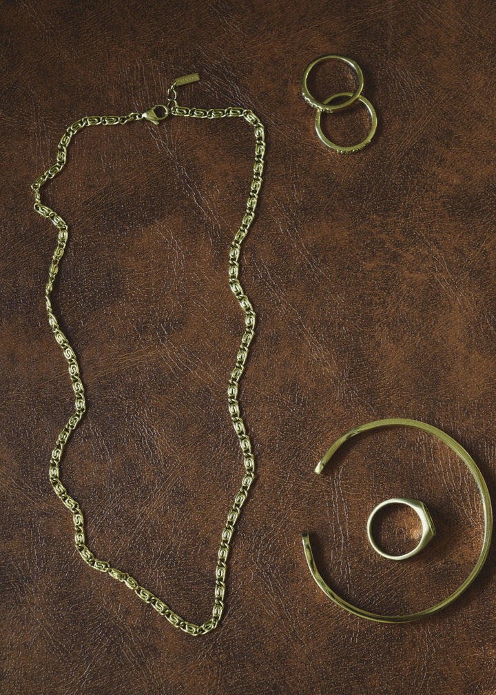 DIVON 4mm gold Snail Chain – styled with accessories, luxury necklace shot with earthy tones
