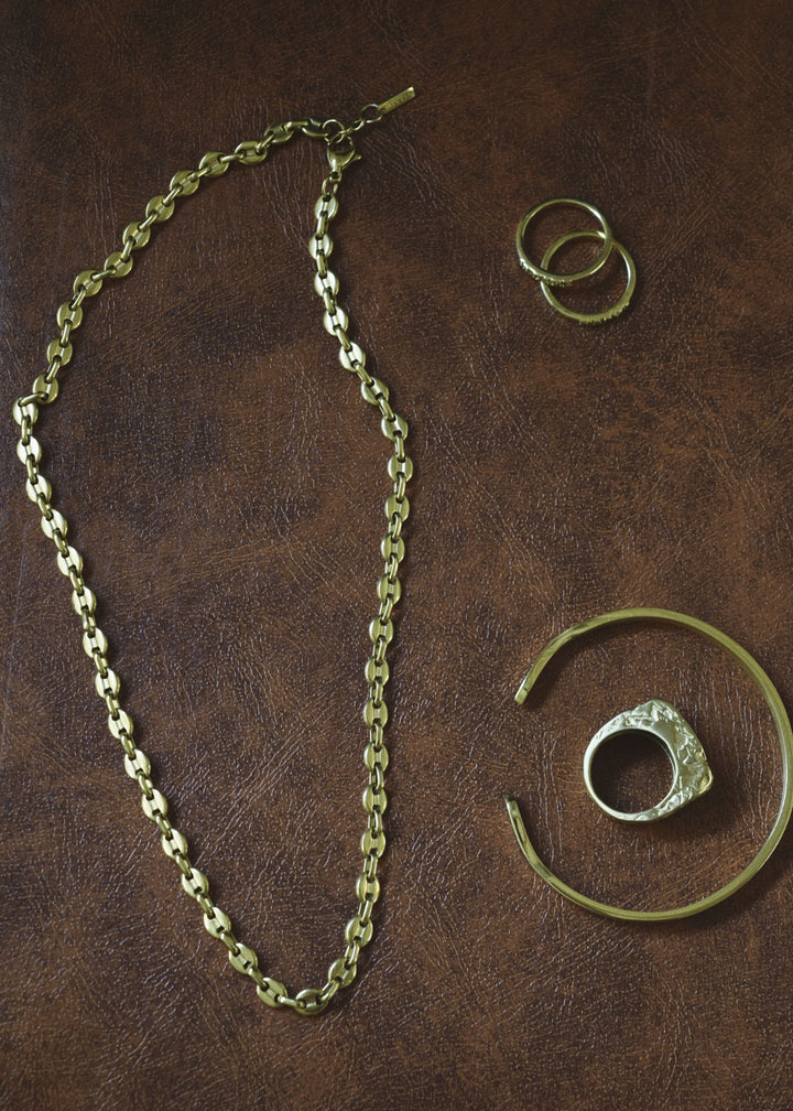 DIVON Marina chain necklace in 18K gold – 6mm link design on rustic textured background