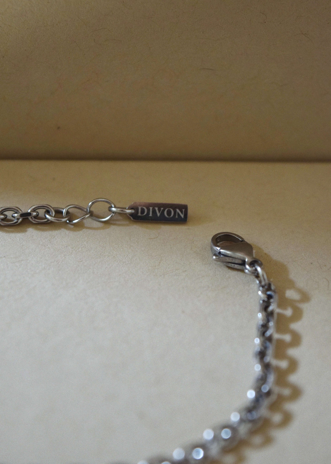 Close-up of DIVON silver bracelet with lobster clasp – 3mm anchor chain in surgical stainless steel