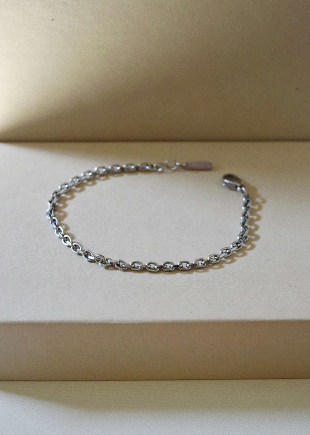 DIVON 3mm silver anchor chain bracelet – 316L stainless steel, minimal style on neutral background
